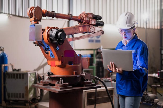 Pojačanje moći računarstvu u oblaku omogućava veću automatizaciju poslova, ublažavajući pritom jednolične fizičke i mentalne zadatke, često uz pomoć veštačke inteligencije i mašinskog učenja.