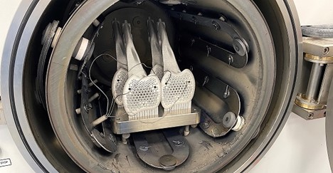 Sveže štampane pedale su spremne da izađu iz štampača.