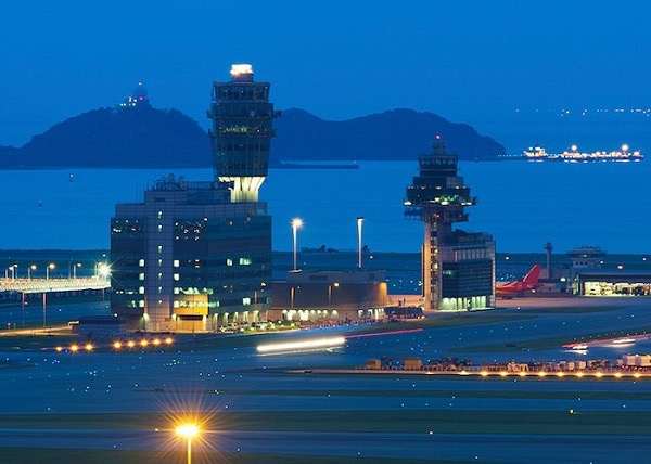 Večernja panorama Internacionalnog aerodroma u Hong Kongu.