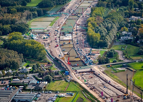 Deo konstrukcije za produženi tunel auto-puta. Pod tunela ima ojačan podvodni betonski pod. Ljubaznošću Topview Luchtfotografie.