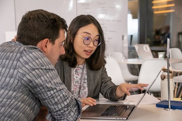 Redovna obuka zaposlenih pokazuje da kompanija vrednuje svoje zaposlene i ulaže u njihove veštine.