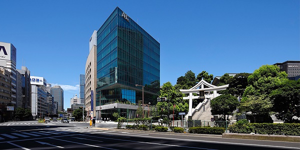 Zgrada kompanije ABC Trading visokih performansi, koju je projektovala kompanija Yasui Architects & Engineers, ima temu „Zeleno mesto povezano sa sledećom generacijom.“ Ljubaznošću kompanija Yasui Architects.