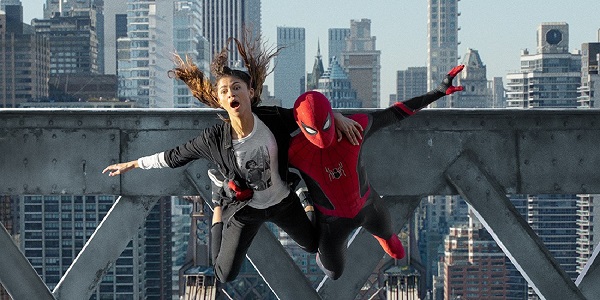 MJ (Zendaja) i Spajdermen skaču sa (kompjuterski generisanog mosta u filmu Spider-Man: No Way Home. Kada različite industrije dele slične ciljeve, kao što je stvaranje virtuelnih zgrada, sinergije mogu da dovedu do deljenja podataka, procesa i platformi. Ljubaznošću Meta Kenedija/Sony Pictures.