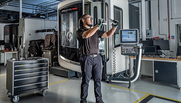  Automatizacija uključuje restruktuiranje radnih timova i prekvalifikaciju zaposlenih.