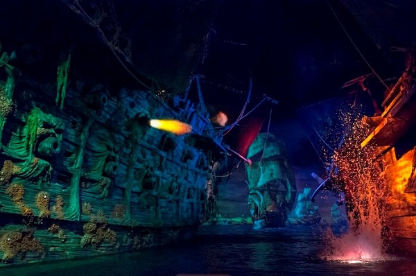 Atrakcija Pirates of the Caribbean: Battle for the Sunken Treasure šangajskog Diznilenda prikazuje kako su Disney vožnje napredovale sa  tehnologijom nove generacije kao što su interaktivna animatronika i imerzivni digitalni mediji. Ljubaznošću kompanije Walt Disney.